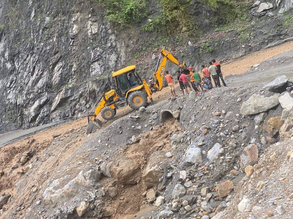 बझाङ मुख्य सडक नारुगाैडा अवरुद्ध