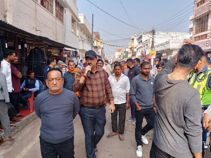 कृष्णनगर नगरपालिकामा सरसफाइ अभियान, नगर प्रमुखसहित जनप्रतिनिधिहरू उत्रे सडकमा  ।